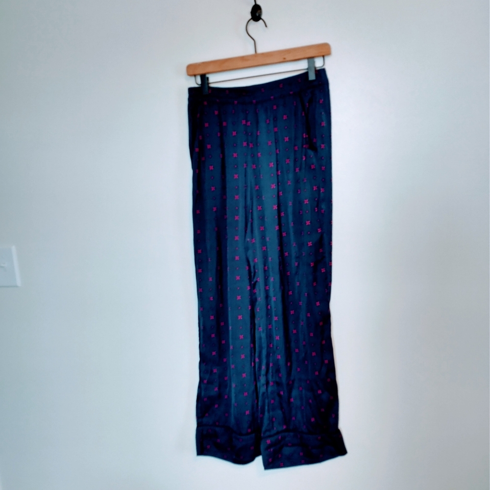Banana Republic blue floral printed PJ bottoms, elastic waistband.  No drawstrin